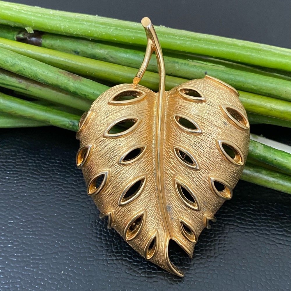 Vintage Unsigned Gold-tone Large Leaf Open Work Design Brooch 21g